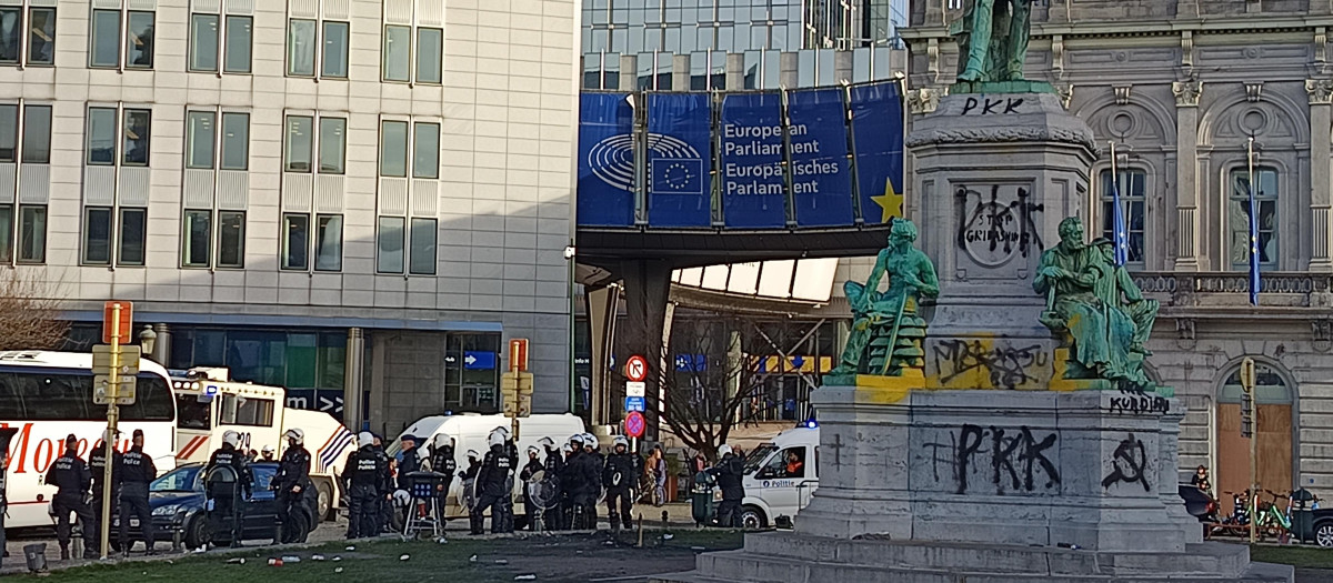 Pintadas pro kurdas tras una manifestación este miércoles en Bruselas