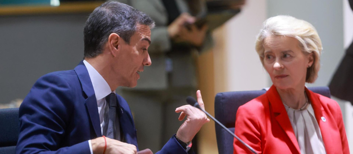Pedro Sánchez conversa con Úrsula Von der Leyen en el Consejo Europeo celebrado en Bruselas