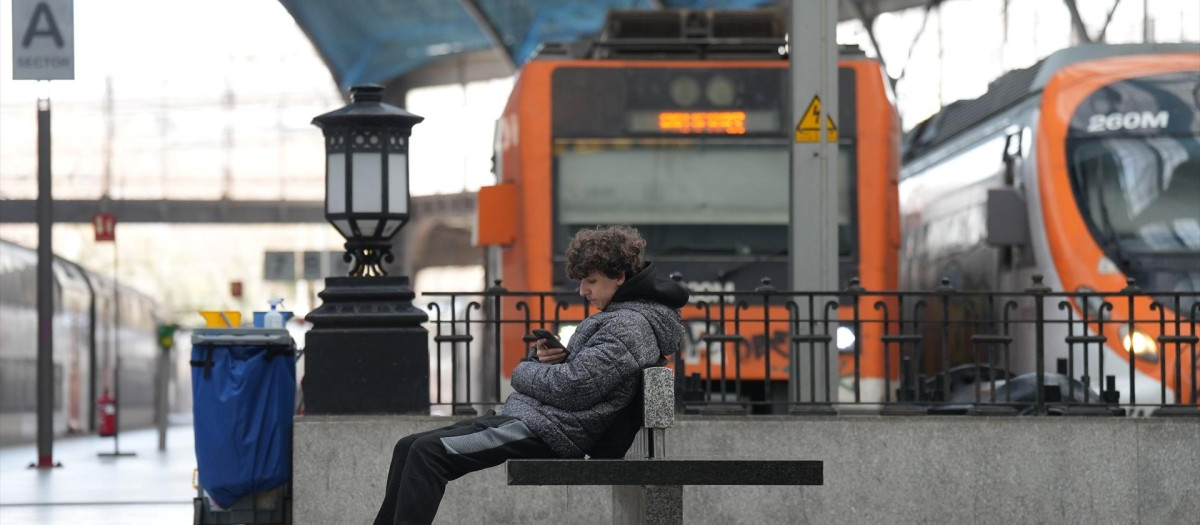 Una persona espera sentada en la Estación de Francia de Barcelona
