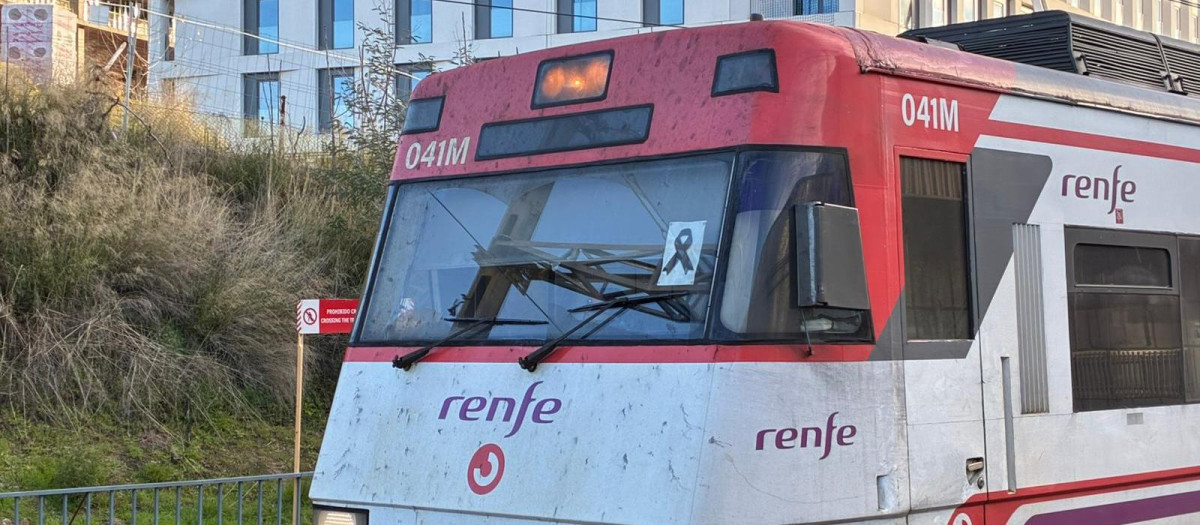 Un crespón negro en la cabina del tren.