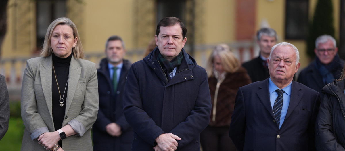 El presidente de la Junta de Castilla y León, Alfonso Fernández Mañueco (c), encabeza el minuto de silencio convocado por la Junta de Castilla y León en honor a las víctimas del accidente ferroviario en Adamuz, a 19 de enero de 2026, en Valladolid (España). El descarrilamiento de un tren Iryo el domingo provocó una colisión con un convoy de Alvia, resultando en 39 fallecidos y más de 150 heridos, según cifras provisionales. Las causas del incidente son aún objeto de investigación, aunque el ministro de Transportes ha asegurado que se trata de un accidente “tremendamente extraño”. El presidente del Gobierno se desplazará durante la jornada del lunes al lugar de los hechos, y posteriormente, el martes, los Reyes irán a Córdoba para solidarizarse con los afectados.

Photogenic / Europa Press
19/1/2026