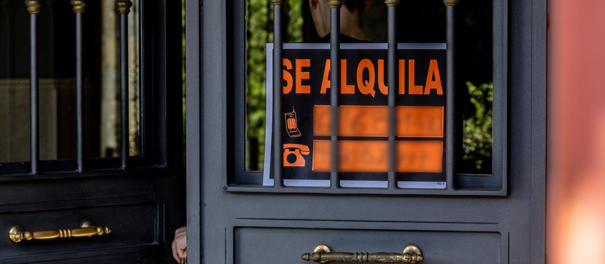 Un cartel que anuncia que se alquila una vivienda