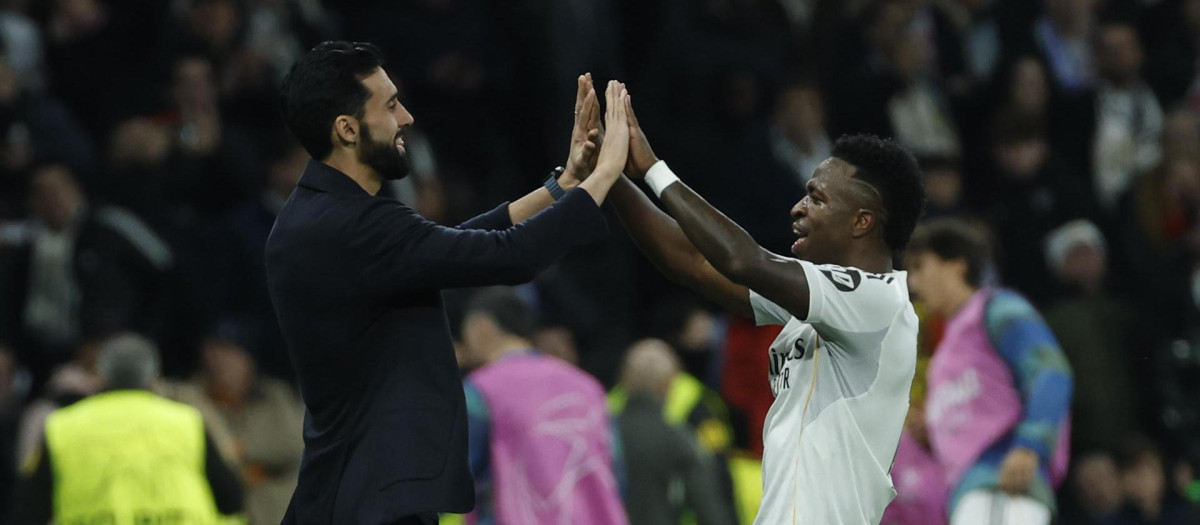 El técnico del Real Madrid, Álvaro Arbeloa y el jugador del equipo blanco, Vinicius Junior, celebran un gol