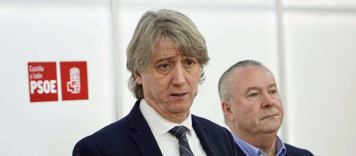 El secretario general del PSOE de Castilla y León y candidato a la Presidencia de la Junta, Carlos Martínez, comparece ante la prensa con las organizaciones agrarias tras mantener una reunión de trabajo.