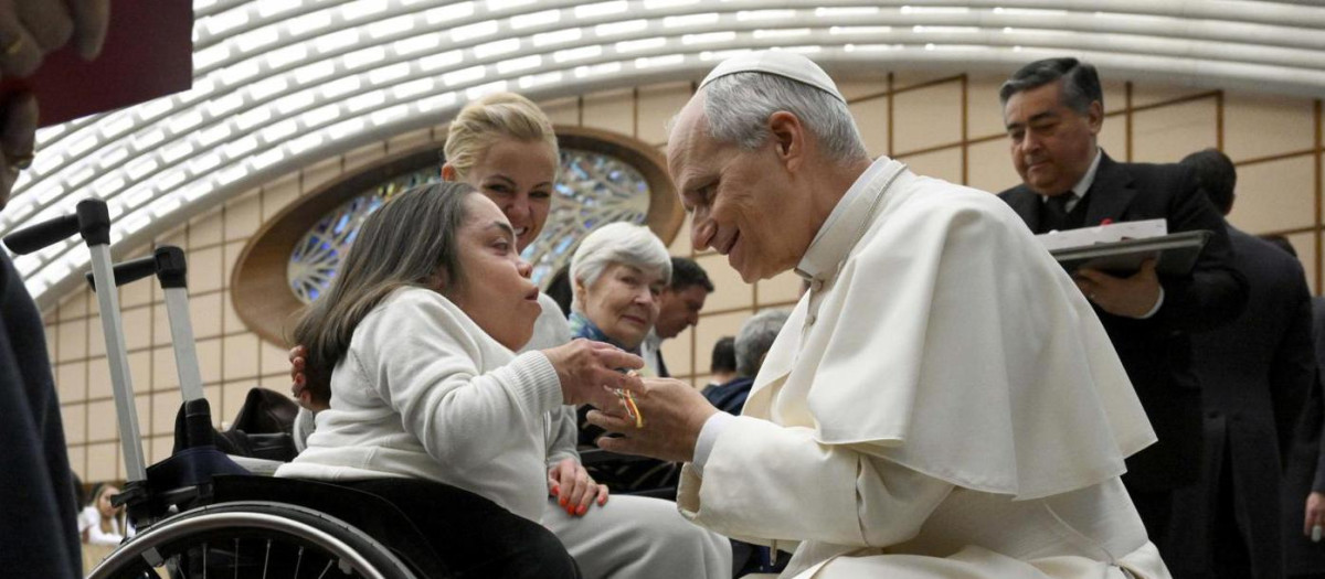 León XIV conversa con una mujer el pasado miércoles en la audiencia