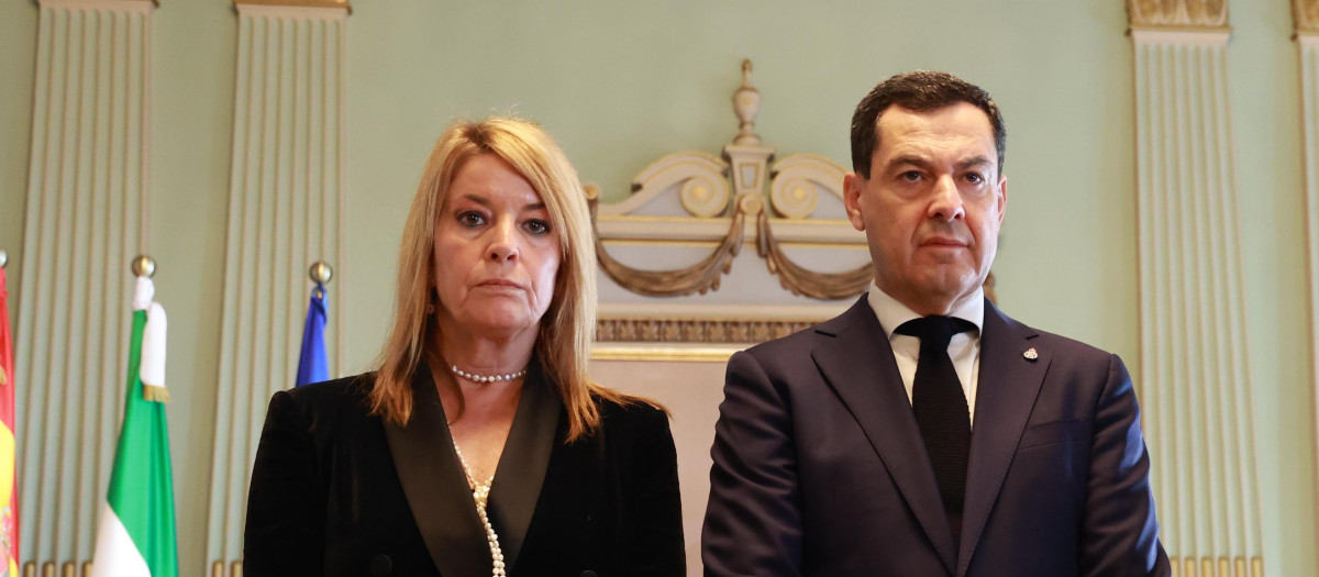 El presidente de la Junta de Andalucía, Juanma Moreno, junto a la alcaldesa de Huelva, Pilar Miranda