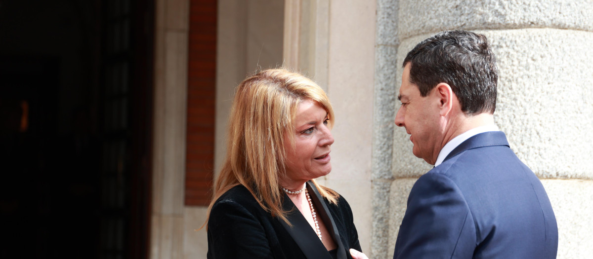 El presidente de la Junta de Andalucía, Juanma Moreno, junto a la alcaldesa de Huelva, Pilar Miranda