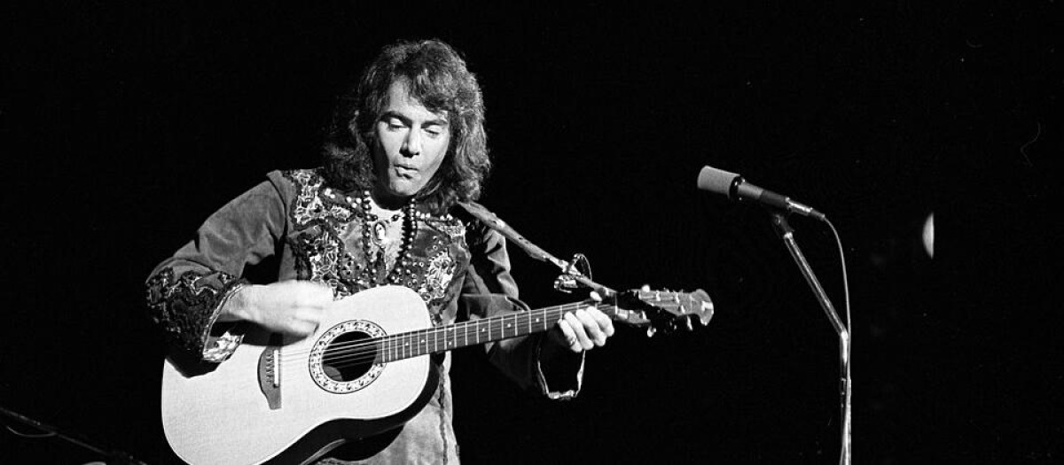 Neil Diamond durante un concierto en 1972