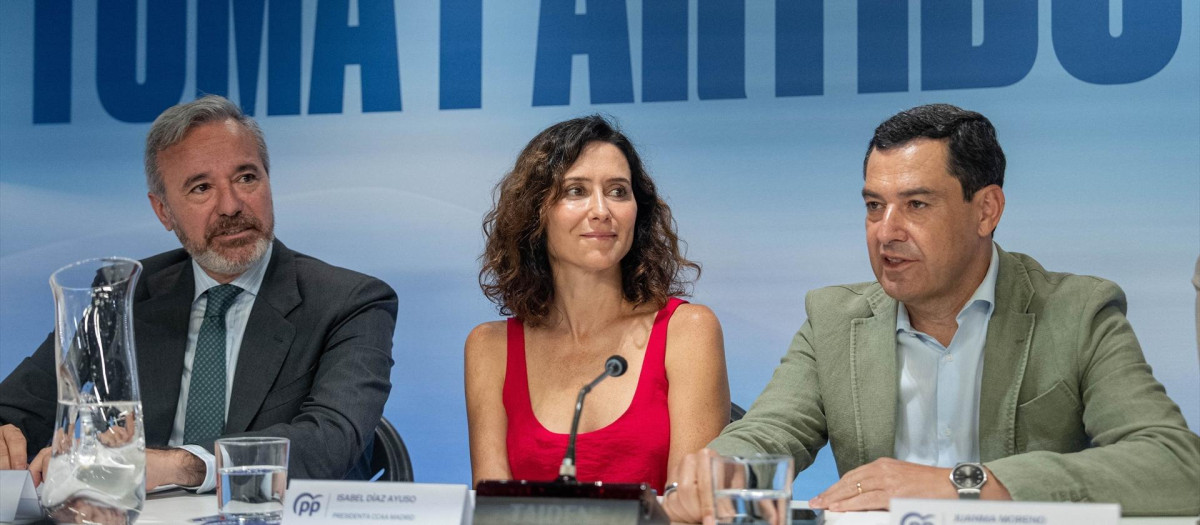 El presidente del PP Aragón, Jorge Azcón, a la izquierda, junto a Isabel Díaz Ayuso y Juan Manuel Moreno Bonilla