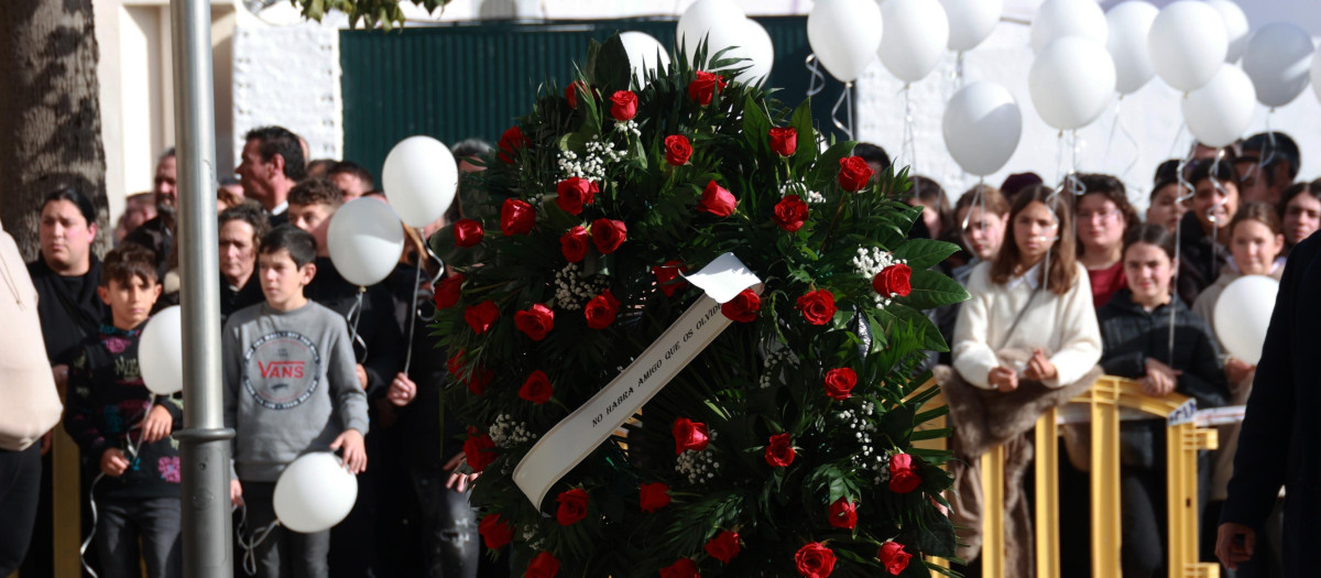 Corona de flores en memoria de los miembros de la familia Zamorano-Álvarez fallecidos en Adamuz