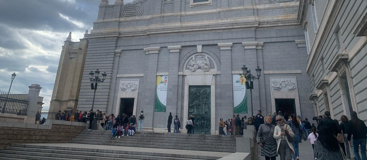 Fieles asisten a la Catedral de la Almudena a la misa en memoria del Papa Francisco