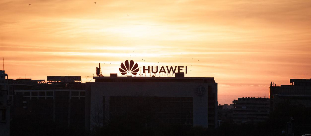 Logo de Huawei sobre un edificio en Belgrado.