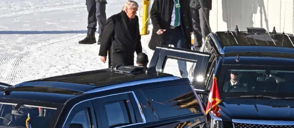 Donald Trump se aproxima a su nuevo coche en Davos