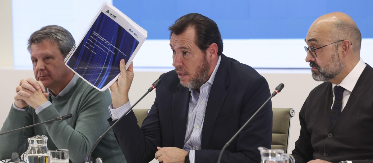 El ministro de Transportes, con el presidente de Adif a su derecha