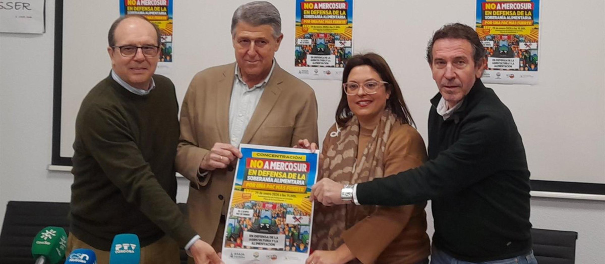 (Desde Izda.) Adell, Sánchez de Puerta, Quintero y Moreno, mostrando el cartel de la concentración