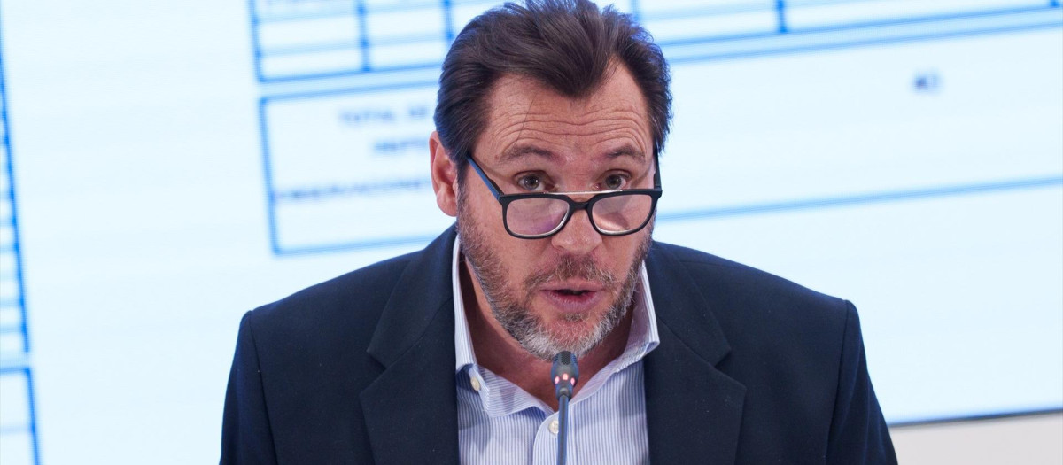 El ministro de Transportes y Movilidad Sostenible, Óscar Puente, durante una rueda de prensa en la sede del Ministerio de Transportes
