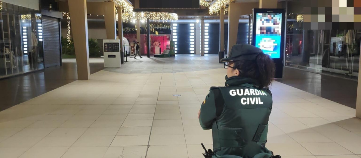 Una agente de la Guardia Civil en un centro comercial