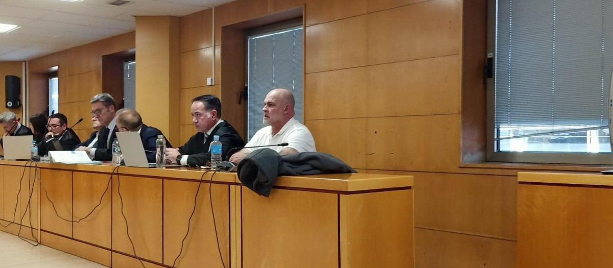 Acusados y sus abogados en el juicio de la primera pieza del caso Mediador, con Marco Antonio Navarro en primer término
