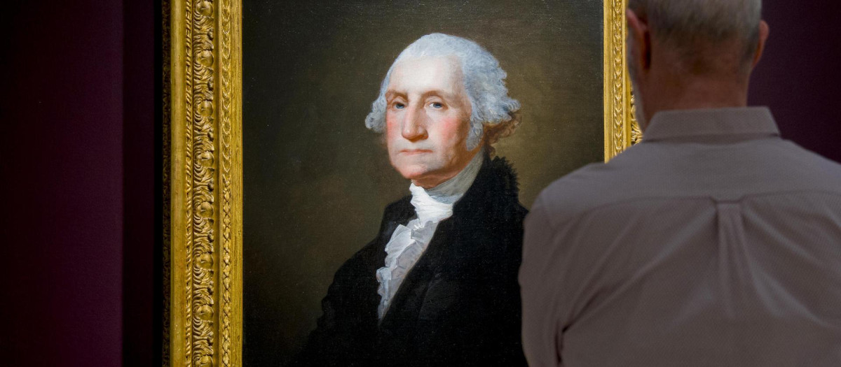 Una persona observa el retrato del expresidente de Estados Unidos George Washington (1789-1797) hecho por el artista Gilbert Stuart (1755-1828)