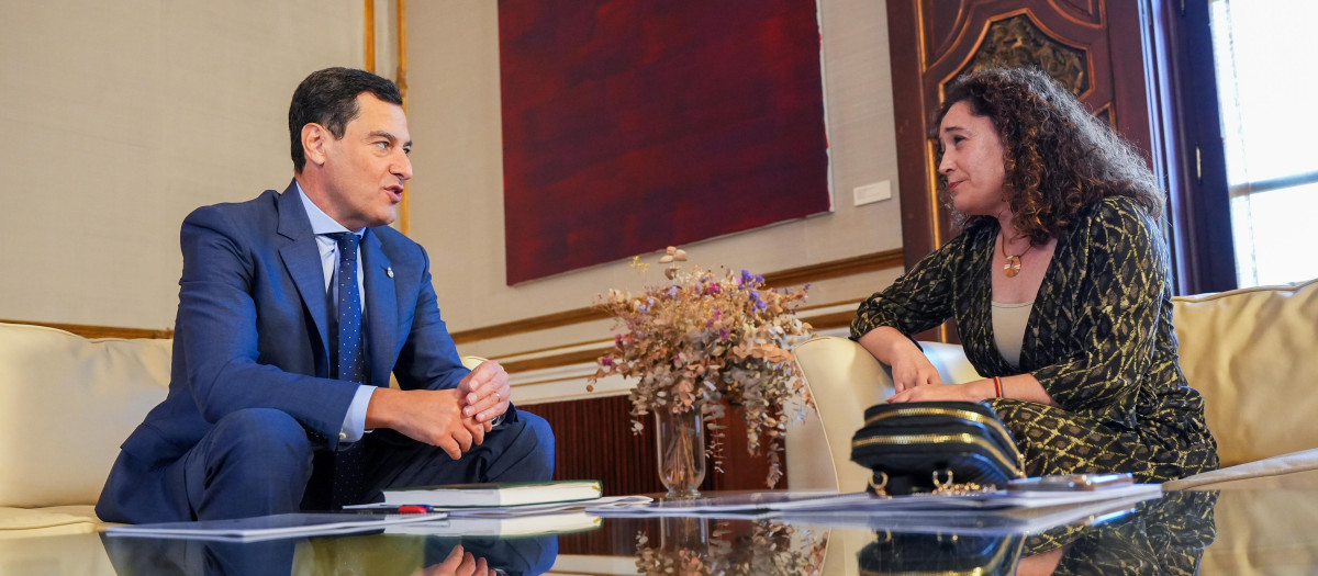 El presidente de la Junta de Andalucía, Juanma Moreno, la portavoz de Por Andalucía, Inmaculada Nieto, en una reunión en San Telmo (archivo)