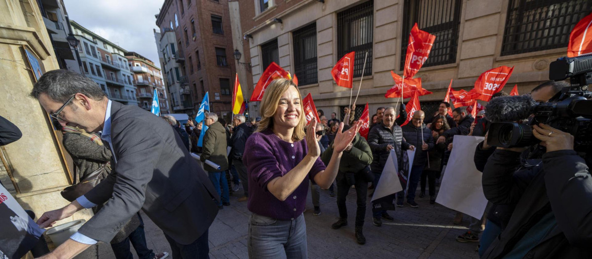 La candidata del PSOE a la presidencia del Gobierno de Aragón, Pilar Alegría, en la tradicional pegada de carteles en Teruel