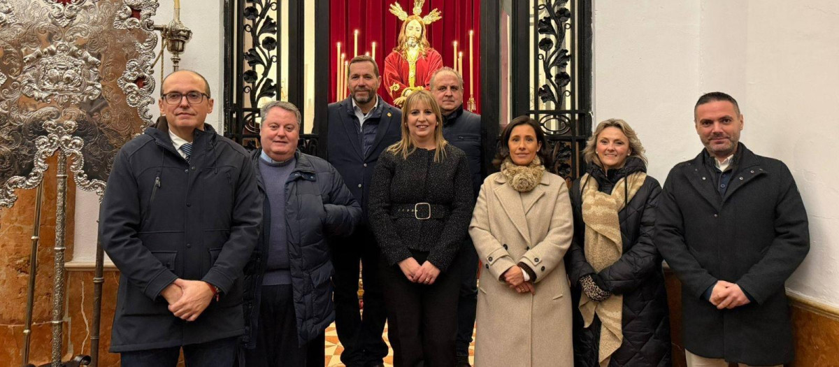 La pregonera de la Semana Santa 2026 de Cabra posa junto a representantes municipales y cofrades