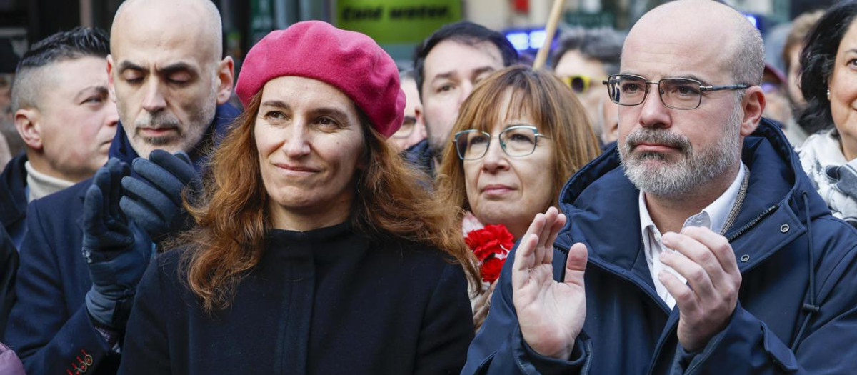 La ministra de Sanidad, Mónica García (i), la socialista Paca Sauquillo (d) y el delegado del Gobierno en Madrid, Francisco Martín (c) participan en la ofrenda floral a los Abogados de Atocha en el 49 aniversario de su asesinato en la Plaza de Antón Martín en Madrid