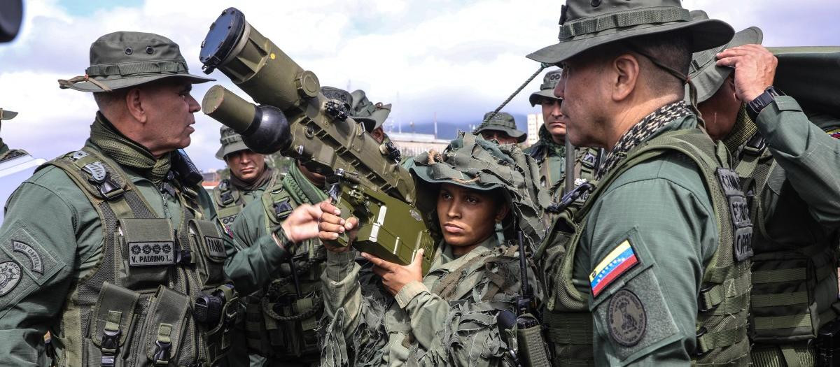 Un miembro de la Milicia Nacional Bolivariana sostiene un lanzador de misiles tierra-aire portátil de defensa aérea (MANPAD) 9K338 "Igla-S" de fabricación rusa