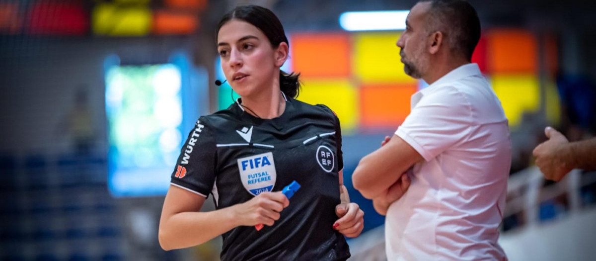 Noelia Gutiérrez arbitrando un partido de fútbol sala