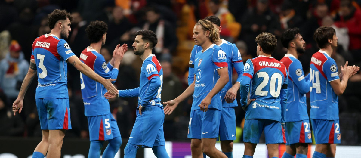 Los jugadores del Atlético de Madrid en el partido ante el Galatasaray