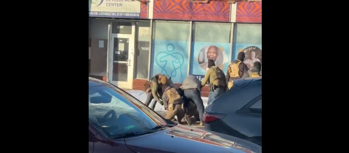 Captura de pantalla del vídeo donde se ve a los agentes de ICE matar a un hombre