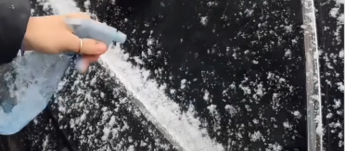 La clave está en rociar el cristal con un spray