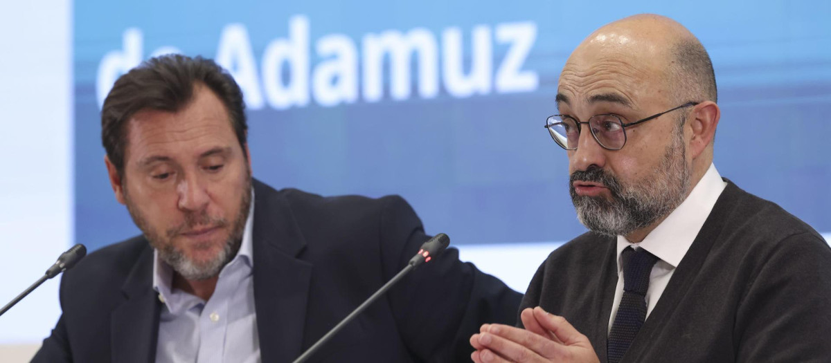 El ministro de Transportes, Óscar Puente (i), y Luis Pedro Marco de la Peña (d), presidente de Adif.