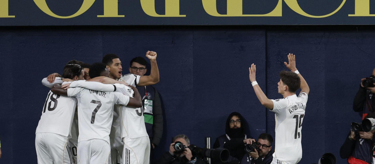 Kylian Mbappé celebra su gol con sus compañeros durante Villarreal - Real Madrid