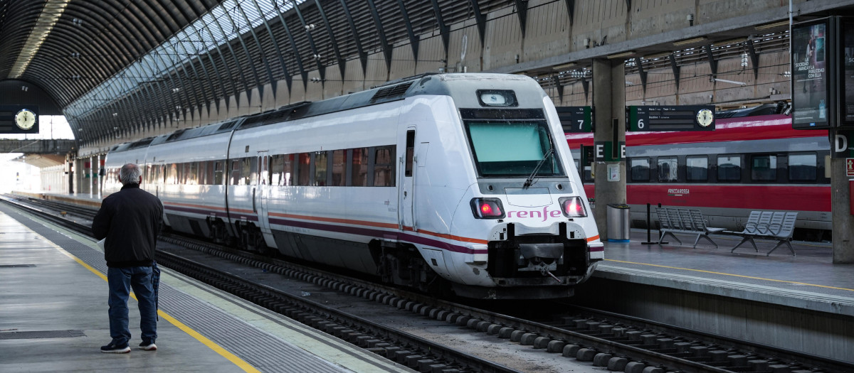 Tren de Media Distancia en la estación de Santa Justa (Sevilla), en una imagen de archivo
