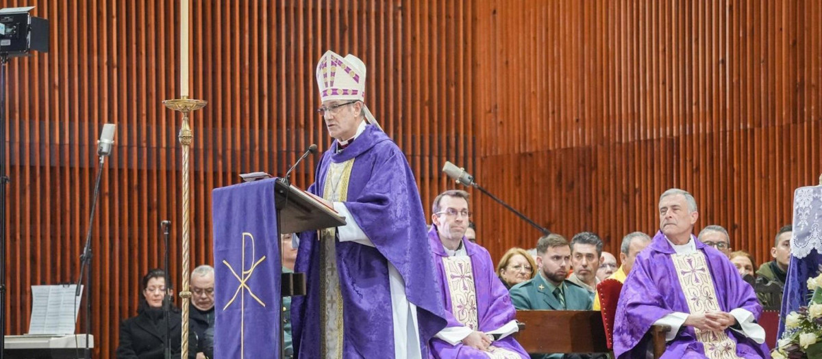 El obispo de Córdoba, Jesús Fernández, en la misa funeral por las víctimas de accidente de Adamuz
GUILLERMO MORALES / EUROPA PRESS