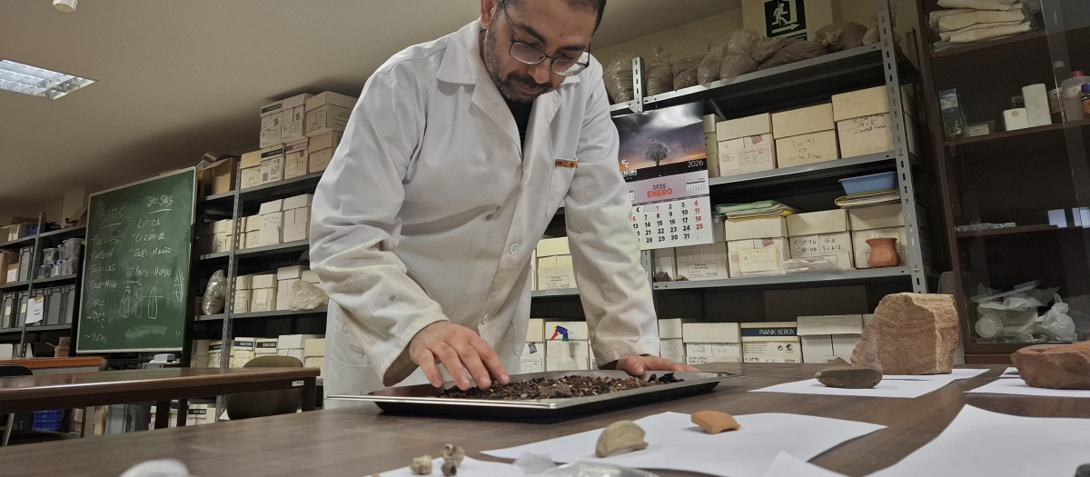 Eduardo González Gómez de Agüero, director de las intervenciones arqueológicas y profesor del Departamento de Historia de la Universidad de León