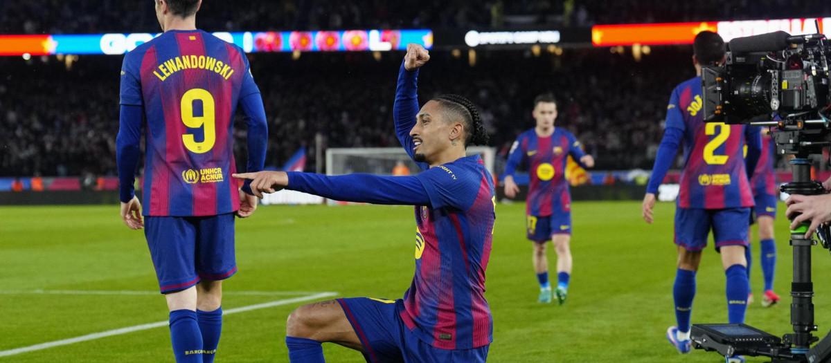 Raphinha celebra su gol ante el Real Oviedo, segundo para el conjunto azulgrana