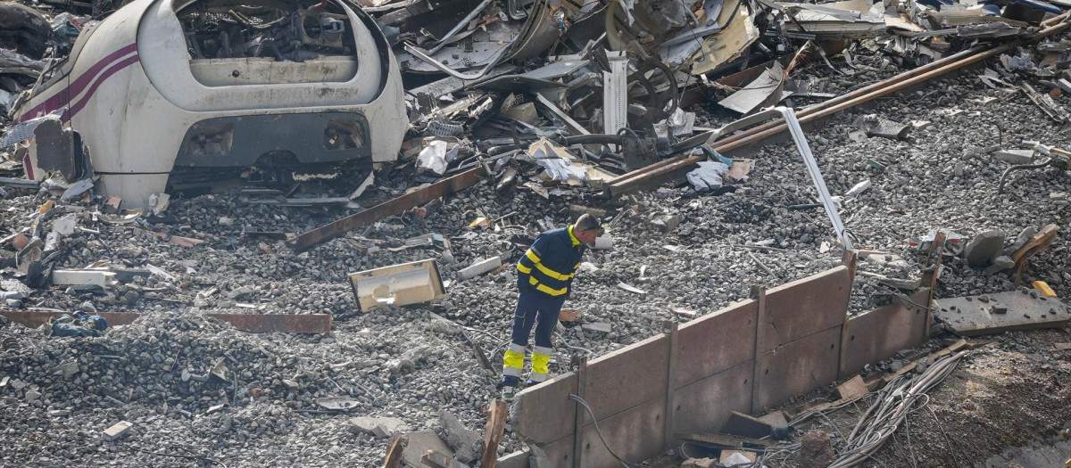 Trabajadores realizan tareas de retirada de los vagores en el punto de las vías donde tuvo lugar el accidente de trenes de Adamuz