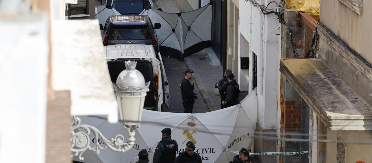 Imagen del dispositivo de la Guardia Civil frente a la vivienda en la que se cometió el crimen