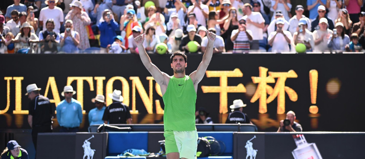 Carlos Alcaraz celebra la victoria ante Tommy Paul