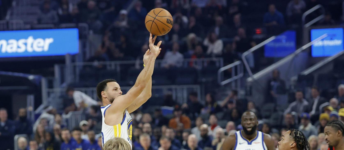 SAN FRANCISCO (United States), 21/01/2026.- Golden State Warriors guard Stephen Curry (L) shoots a two point basket against the Toronto Raptors during the first half of the NBA game between the Toronto Raptors and the Golden State Warriors in San Francisco, California, USA, 20 January 2026. (Baloncesto) EFE/EPA/JOHN G. MABANGLO SHUTTERSTOCK OUT