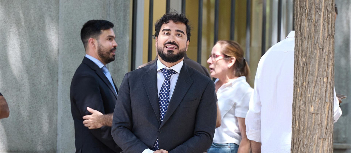 El líder de Se Acabó La Fiesta (SALF) y eurodiputado, Luis 'Alvise' Pérez, al salir de declarar en el Tribunal Supremo