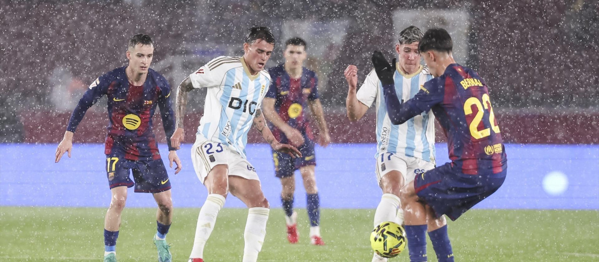 Nicolás Fonseca disputa un balón con Marc Bernal en el FC Barcelona vs Real Oviedo
