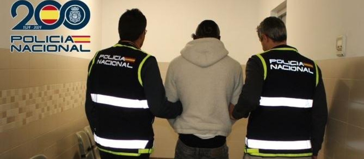 Agentes de la Policía Nacional con uno de los detenidos

REMITIDA / HANDOUT por POLICÍA NACIONAL
Fotografía remitida a medios de comunicación exclusivamente para ilustrar la noticia a la que hace referencia la imagen, y citando la procedencia de la imagen en la firma
26/1/2026