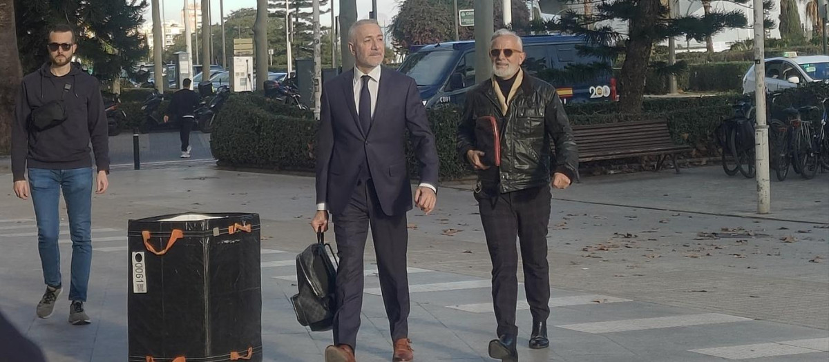 Marcos Benavent acompañado de su abogado, Juan Carlos Navarro