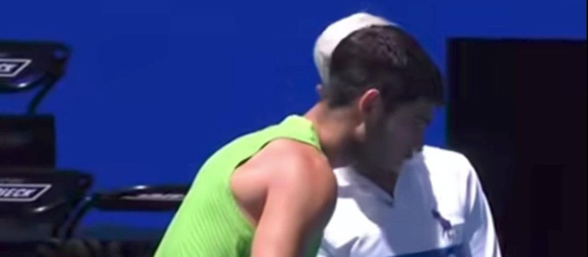 Carlos Alcaraz se tuvo que quitar una pulsera que está prohibida en el Open de Australia
