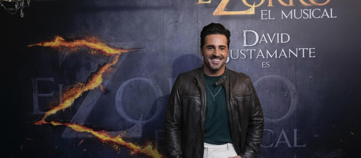 El cantante David Bustamante durante la presentación del musical 'El Zorro' este lunes en el Teatro La Latina en Madrid. El musical llegará a la cartelera en noviembre, basado en la novela de Isabel Allende, y con música de los Gypsy Kings y John Cameron, un musical que este lunes dará a conocer a su protagonista. EFE/Borja Sánchez-Trillo