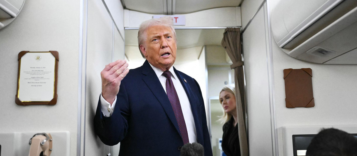 El presidente Donald Trump atiende a los periodistas en el Air Force One