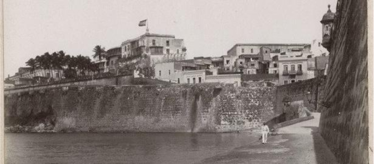 Puerta de San Juan, Puerto Rico. En la foto de 1897 se puede apreciar la bandera de España